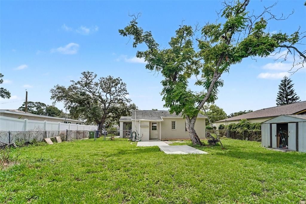 For Sale: $249,000 (2 beds, 1 baths, 696 Square Feet)
