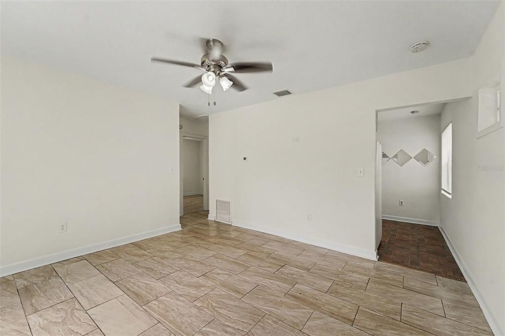 For Sale: $249,000 (2 beds, 1 baths, 696 Square Feet)
