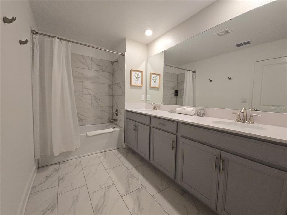 En Venta: $421,500 (5 camas, 4 baños, 2167 Pies cuadrados)