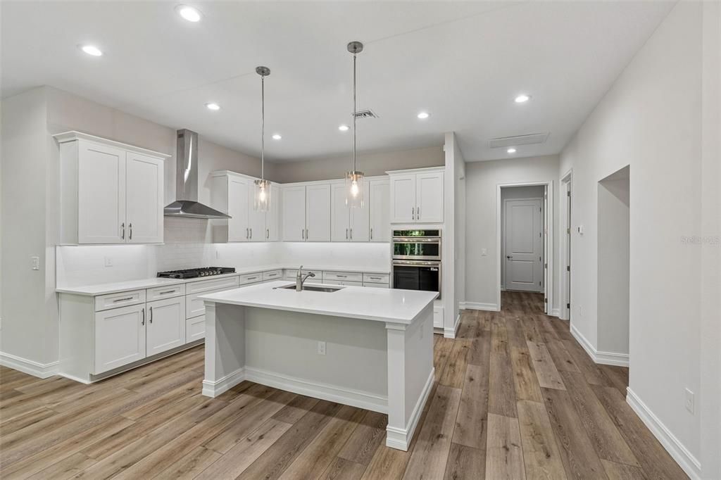 En Venta: $749,000 (3 camas, 3 baños, 3001 Pies cuadrados)