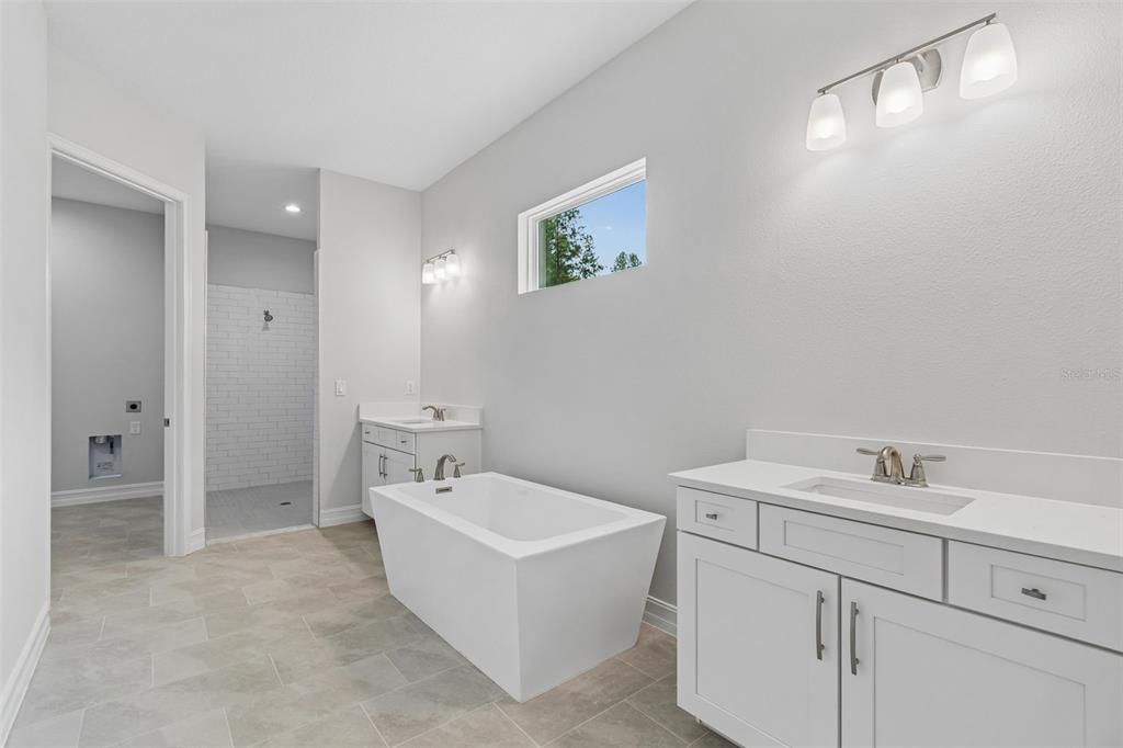 En Venta: $749,000 (3 camas, 3 baños, 3001 Pies cuadrados)
