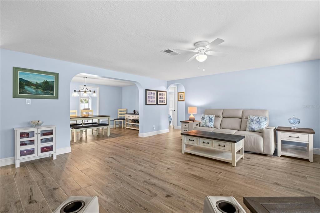 Activo con contrato: $325,000 (3 camas, 2 baños, 1591 Pies cuadrados)
