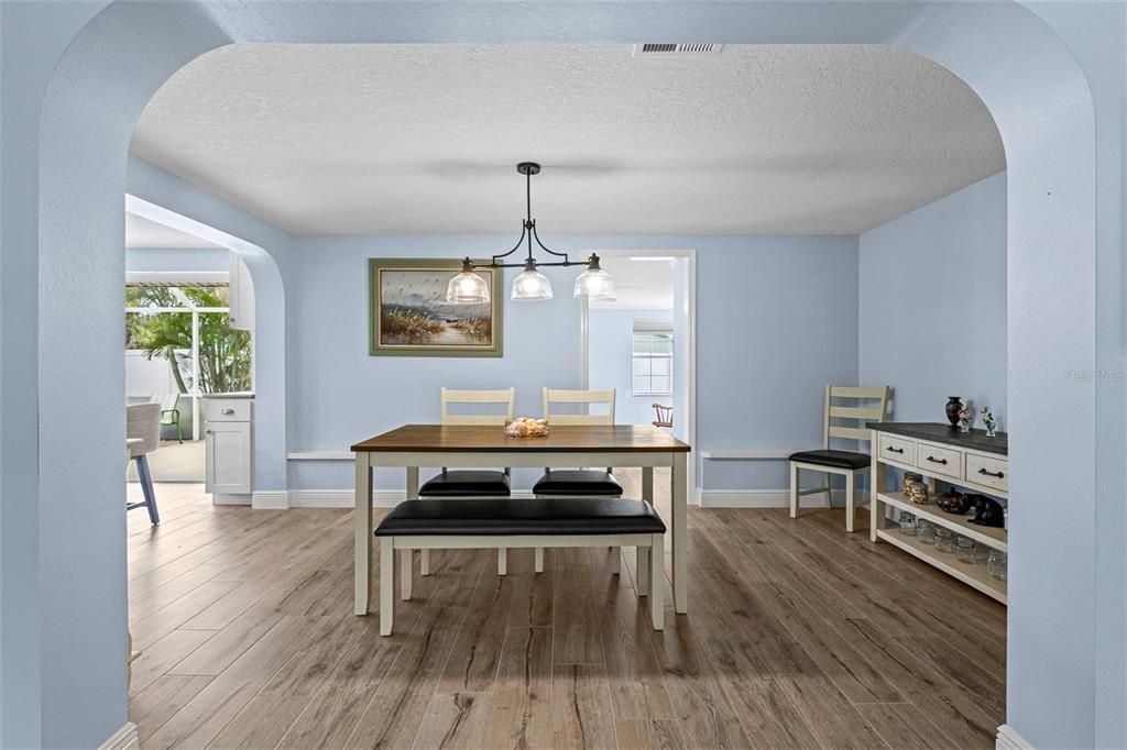 Activo con contrato: $325,000 (3 camas, 2 baños, 1591 Pies cuadrados)