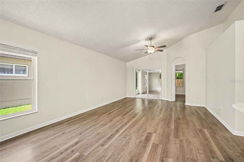 For Sale: $379,900 (4 beds, 2 baths, 1843 Square Feet)