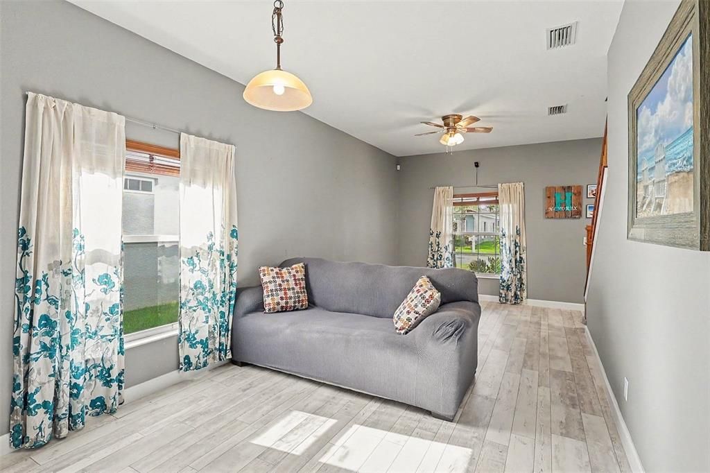En Venta: $479,000 (3 camas, 2 baños, 2525 Pies cuadrados)