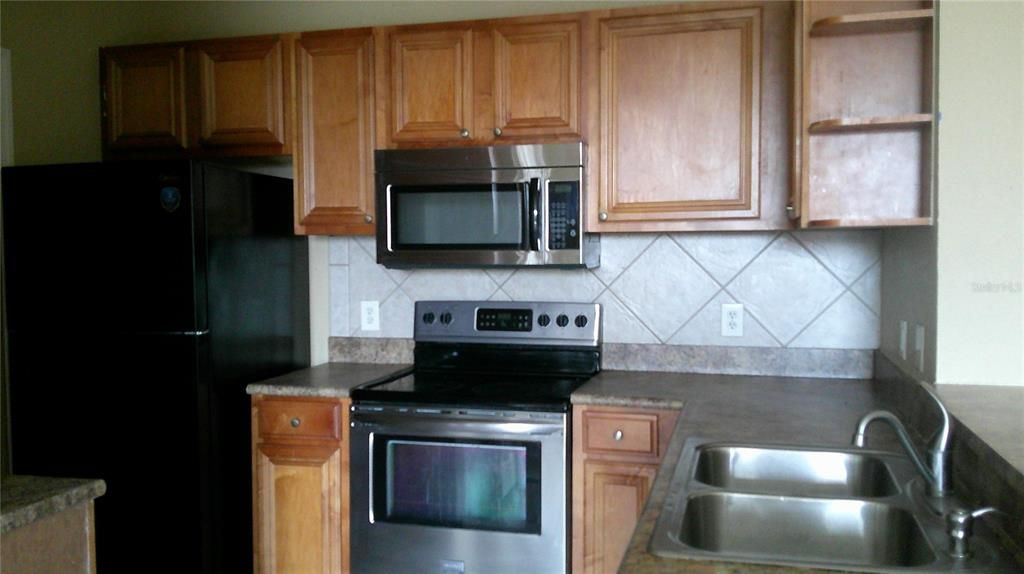 Activo con contrato: $245,000 (4 camas, 2 baños, 1417 Pies cuadrados)