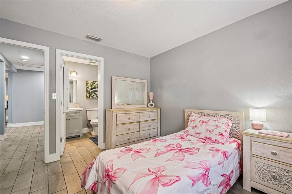 For Sale: $324,000 (3 beds, 2 baths, 1092 Square Feet)