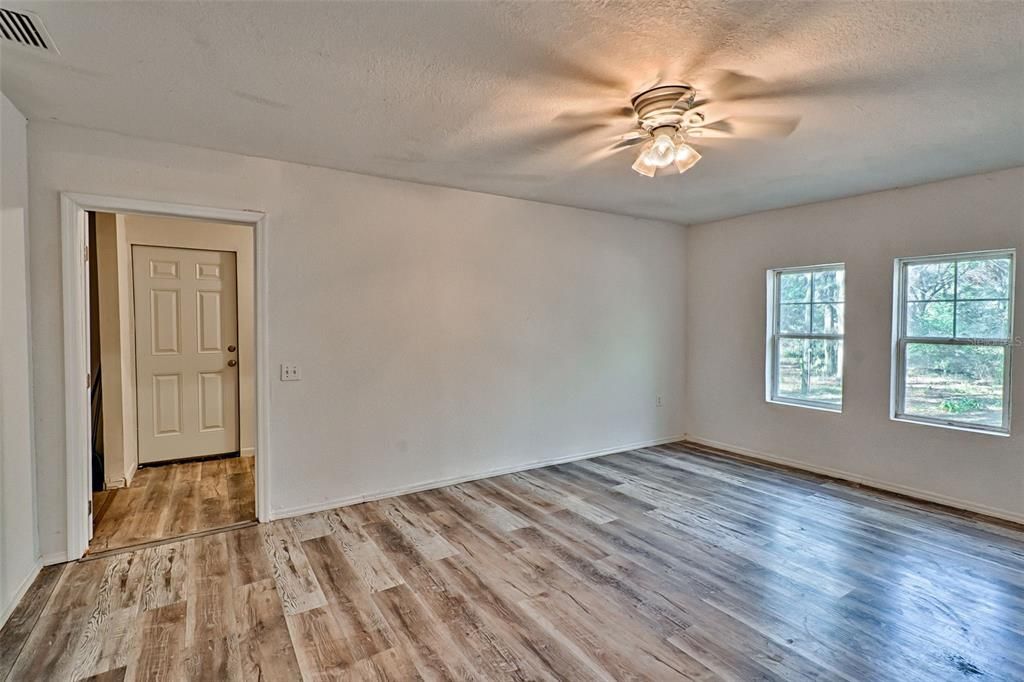 For Sale: $375,000 (3 beds, 2 baths, 1089 Square Feet)