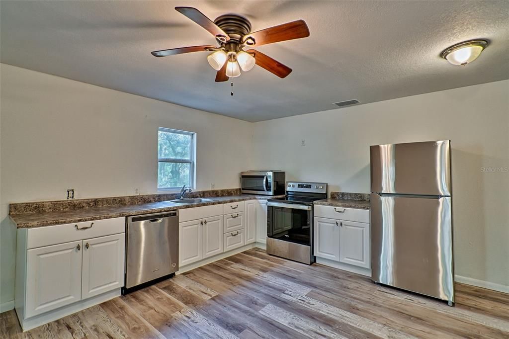 For Sale: $375,000 (3 beds, 2 baths, 1089 Square Feet)