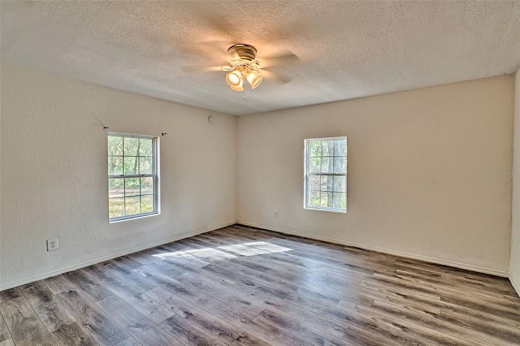 For Sale: $375,000 (3 beds, 2 baths, 1089 Square Feet)