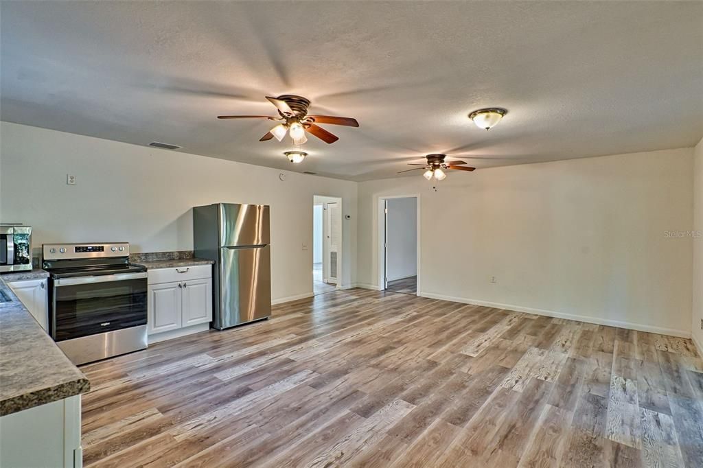 For Sale: $375,000 (3 beds, 2 baths, 1089 Square Feet)