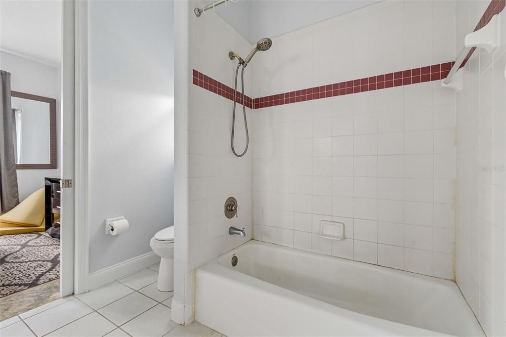 Activo con contrato: $950,000 (5 camas, 4 baños, 4544 Pies cuadrados)