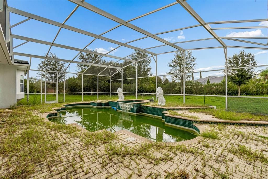 Activo con contrato: $950,000 (5 camas, 4 baños, 4544 Pies cuadrados)