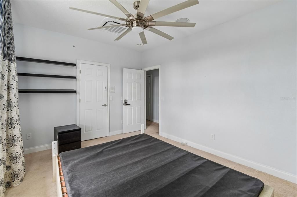 Activo con contrato: $950,000 (5 camas, 4 baños, 4544 Pies cuadrados)
