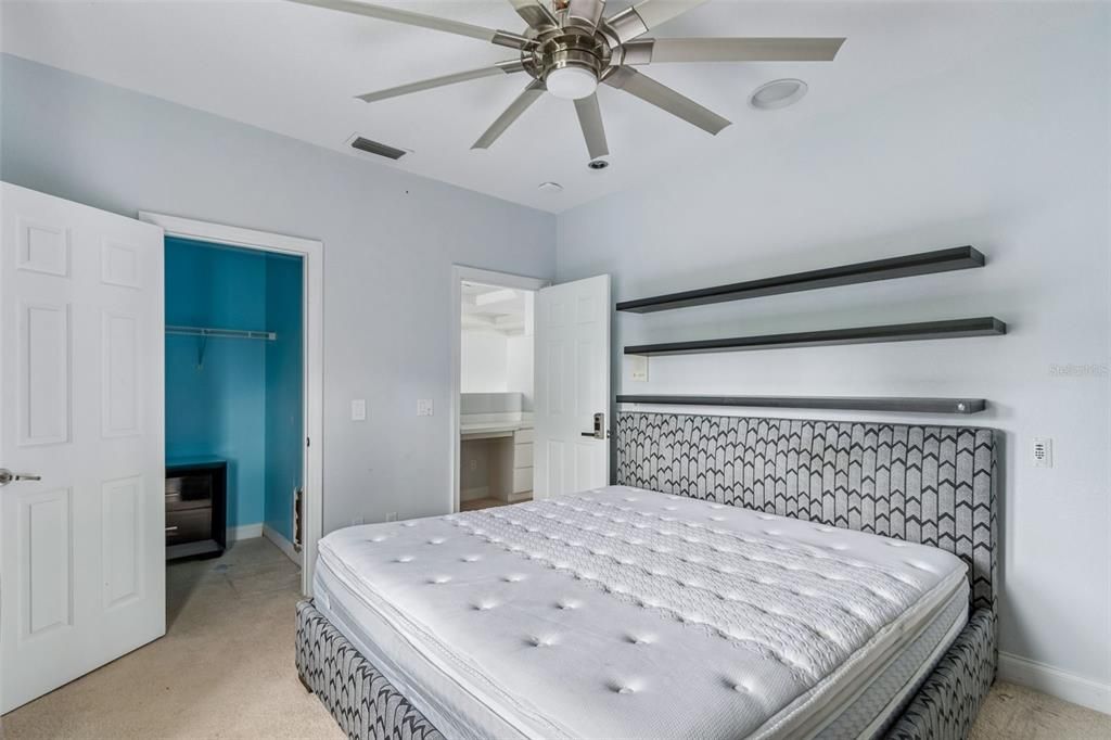 Activo con contrato: $950,000 (5 camas, 4 baños, 4544 Pies cuadrados)