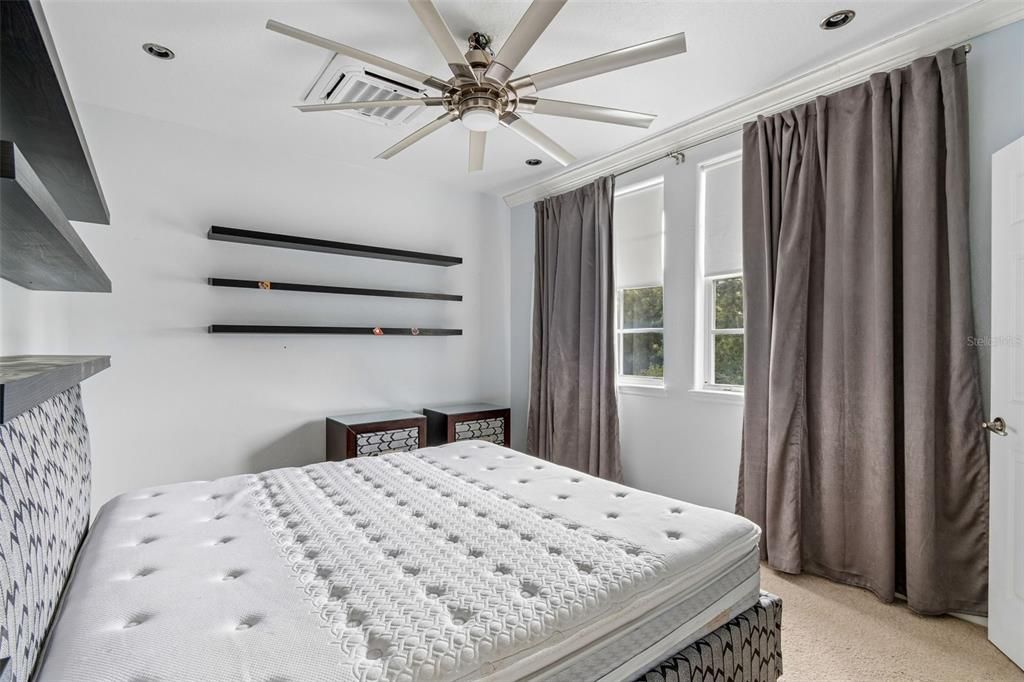 Activo con contrato: $950,000 (5 camas, 4 baños, 4544 Pies cuadrados)