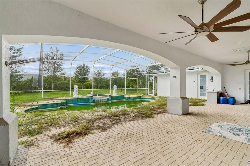 Activo con contrato: $950,000 (5 camas, 4 baños, 4544 Pies cuadrados)