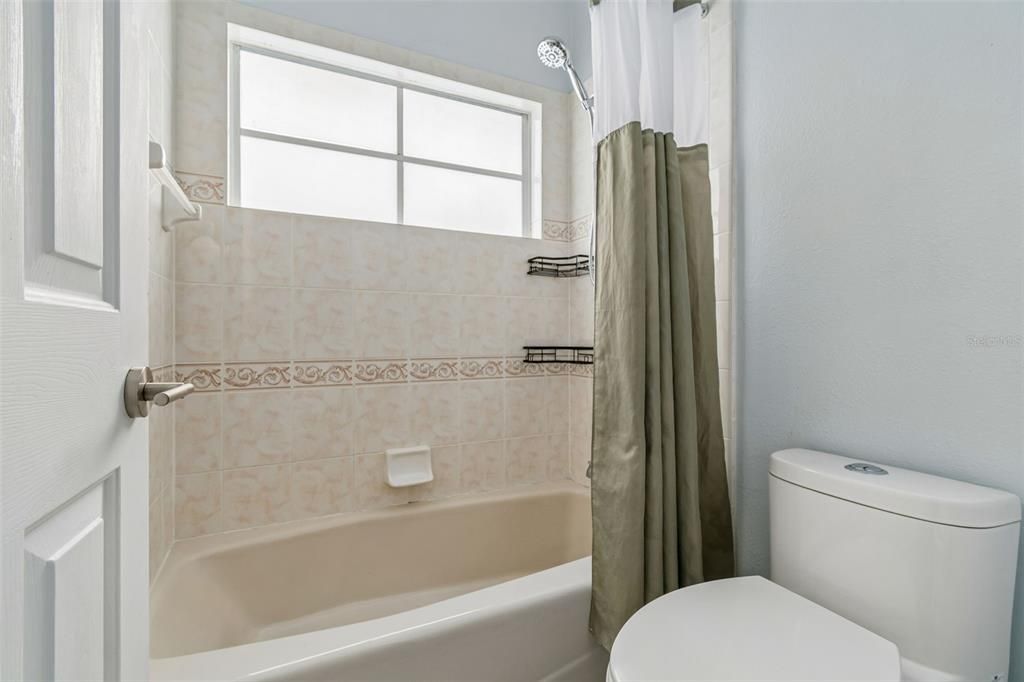 Activo con contrato: $950,000 (5 camas, 4 baños, 4544 Pies cuadrados)