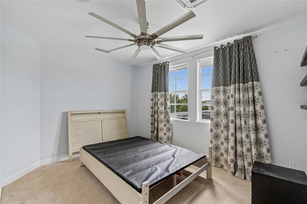 Activo con contrato: $950,000 (5 camas, 4 baños, 4544 Pies cuadrados)