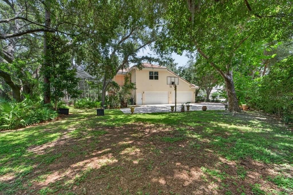 For Sale: $1,850,000 (5 beds, 4 baths, 4831 Square Feet)