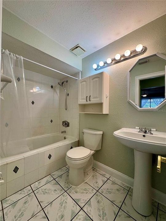 For Rent: $2,400 (2 beds, 2 baths, 1050 Square Feet)