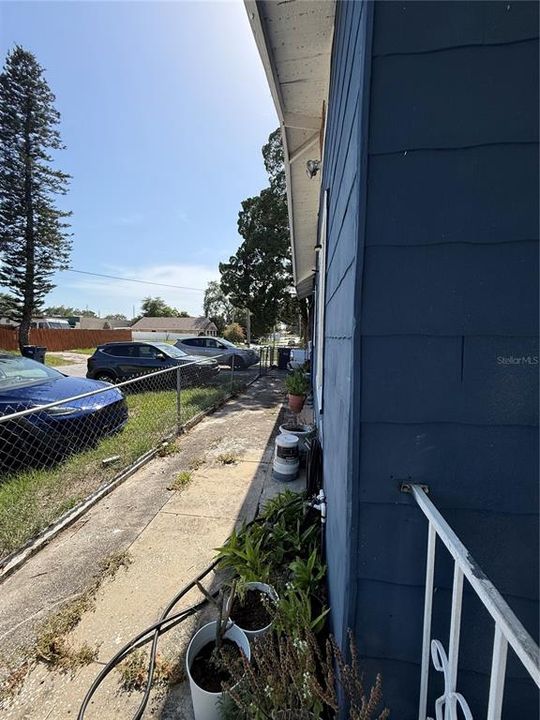 For Sale: $300,000 (2 beds, 2 baths, 1199 Square Feet)