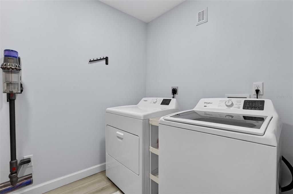 For Sale: $949,000 (2 beds, 2 baths, 2207 Square Feet)