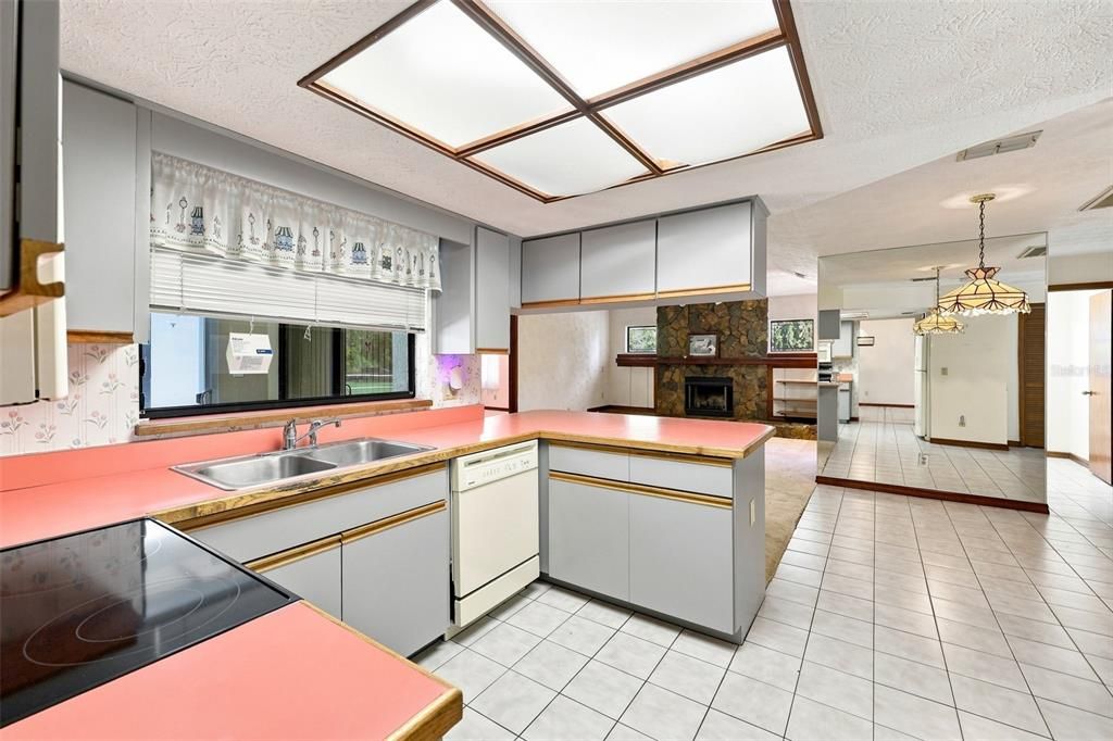 Под контрактом: $489,999 (3 спален, 2 ванн, 1930 Квадратных фут)