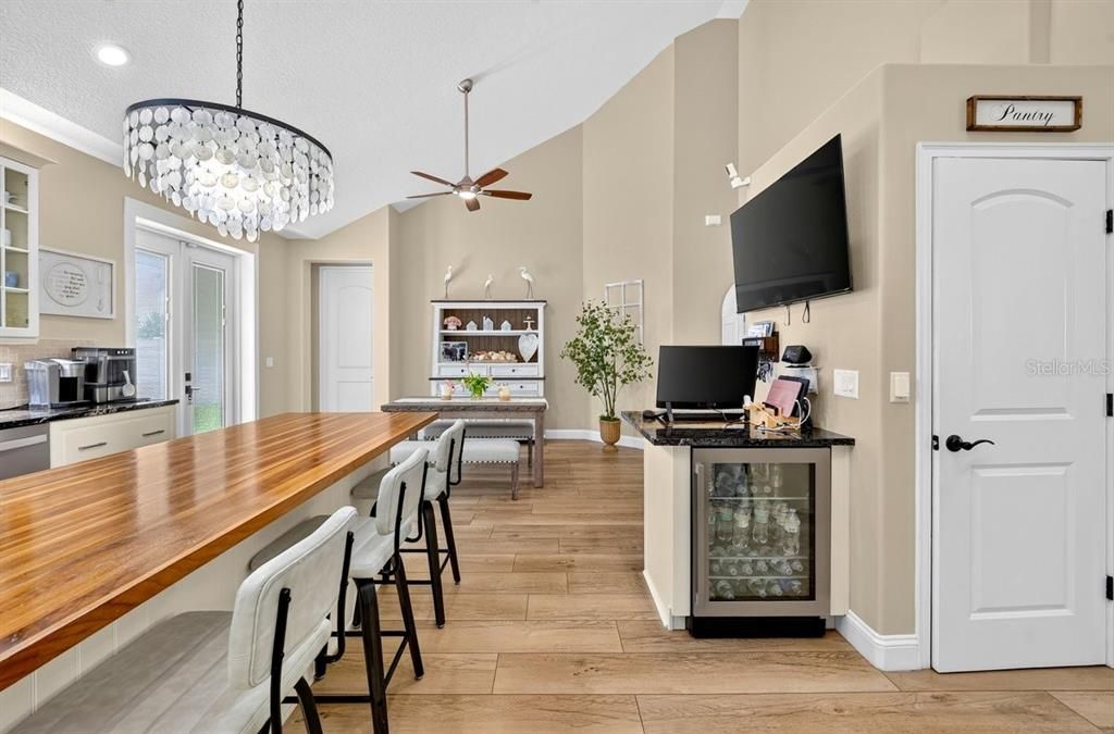 En Venta: $724,500 (3 camas, 2 baños, 2438 Pies cuadrados)