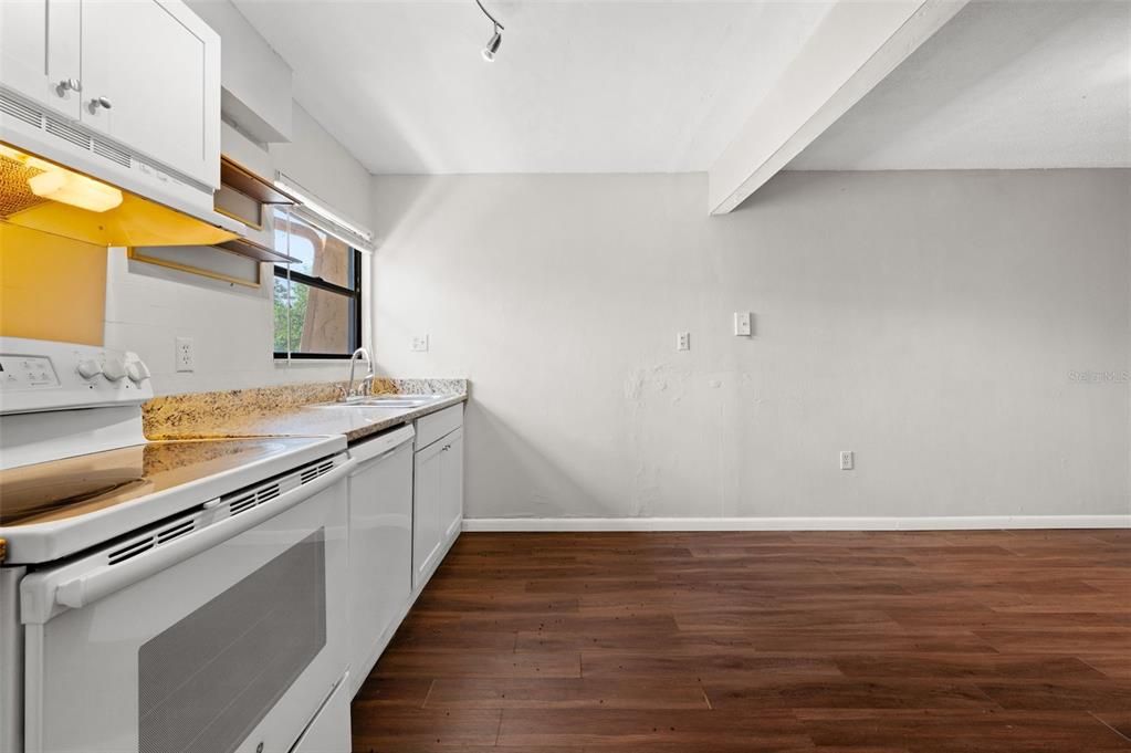 For Sale: $80,000 (2 beds, 1 baths, 876 Square Feet)