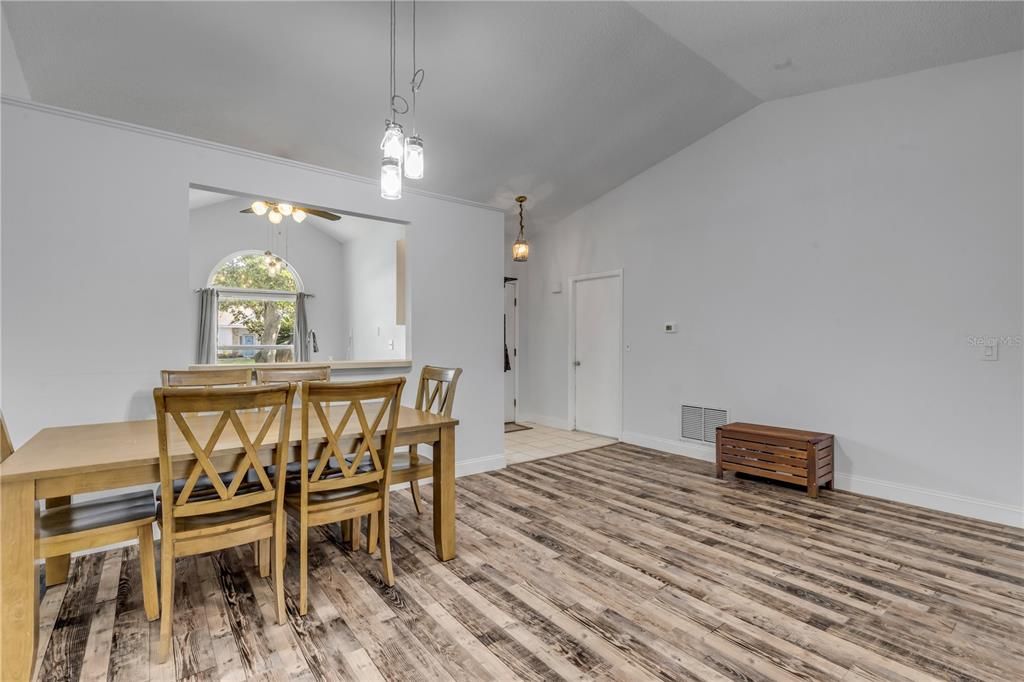 En Venta: $319,000 (3 camas, 2 baños, 1297 Pies cuadrados)