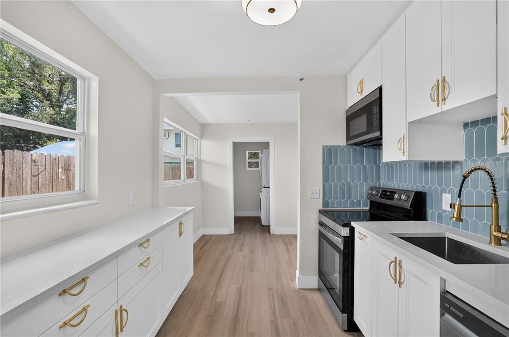 For Sale: $324,999 (2 beds, 1 baths, 960 Square Feet)