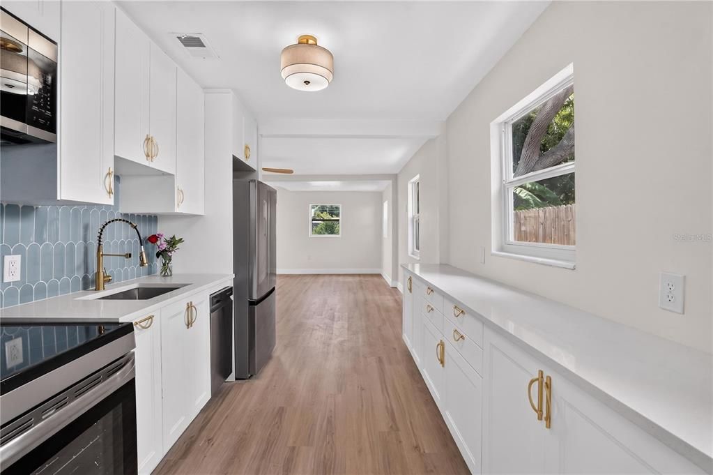 For Sale: $324,999 (2 beds, 1 baths, 960 Square Feet)