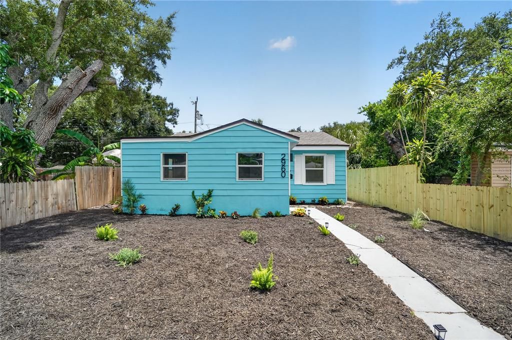 For Sale: $324,999 (2 beds, 1 baths, 960 Square Feet)