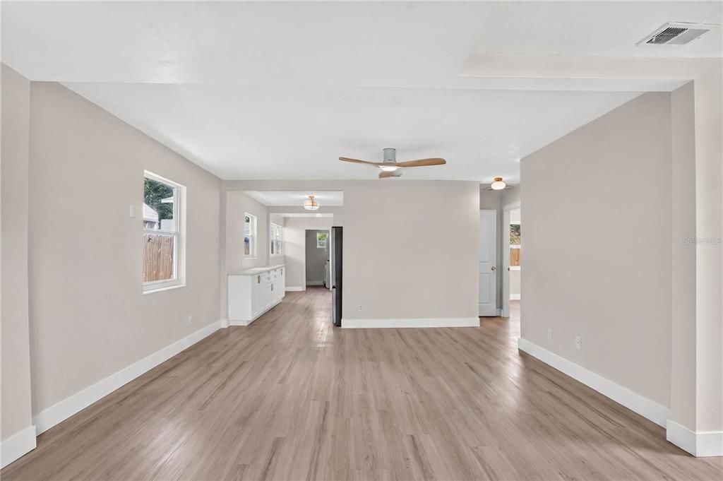 For Sale: $324,999 (2 beds, 1 baths, 960 Square Feet)