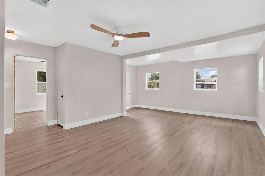 For Sale: $324,999 (2 beds, 1 baths, 960 Square Feet)