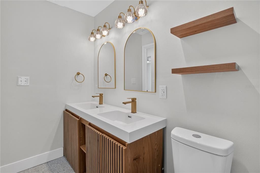 For Sale: $324,999 (2 beds, 1 baths, 960 Square Feet)