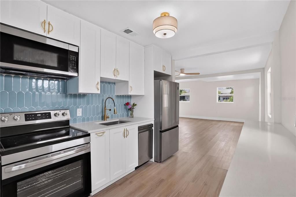 For Sale: $324,999 (2 beds, 1 baths, 960 Square Feet)