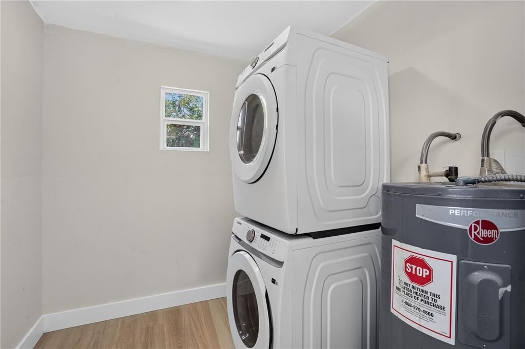 For Sale: $324,999 (2 beds, 1 baths, 960 Square Feet)