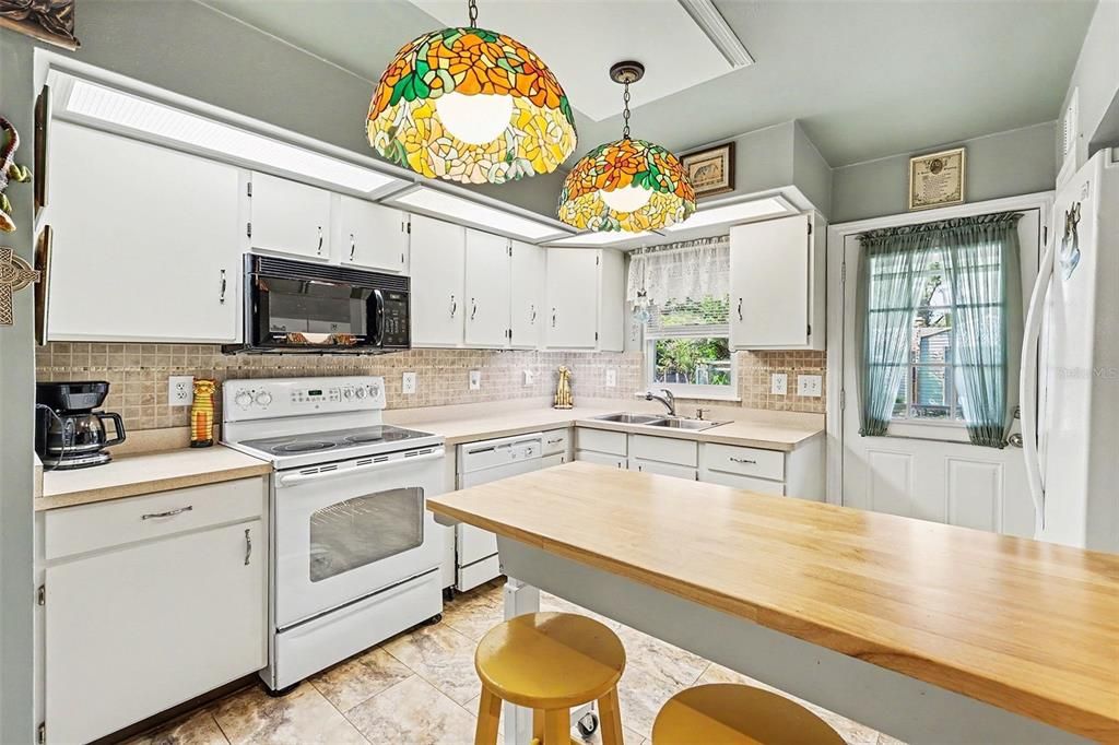 For Sale: $200,000 (3 beds, 2 baths, 1144 Square Feet)