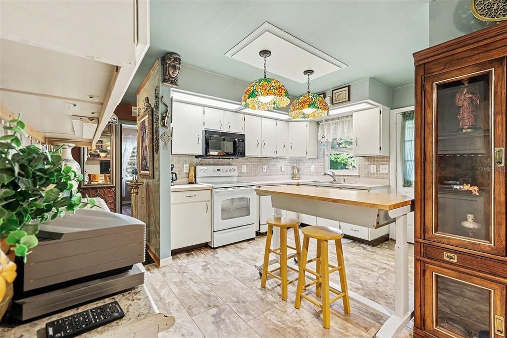 For Sale: $200,000 (3 beds, 2 baths, 1144 Square Feet)