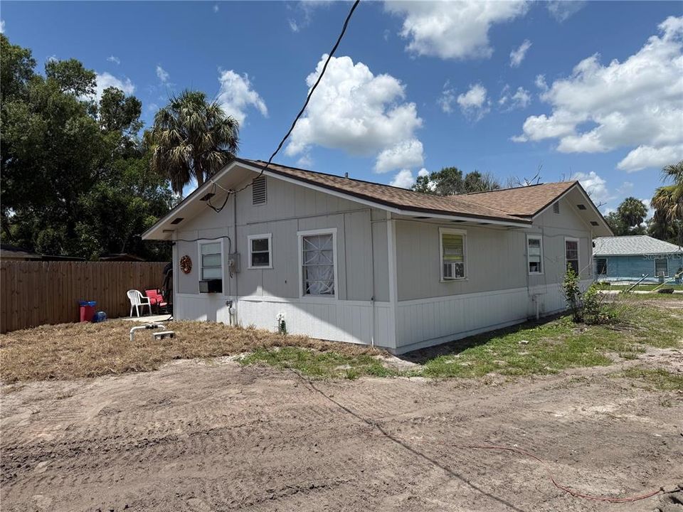 For Sale: $240,000 (3 beds, 1 baths, 1083 Square Feet)