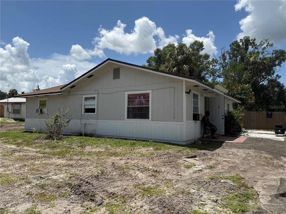 For Sale: $240,000 (3 beds, 1 baths, 1083 Square Feet)