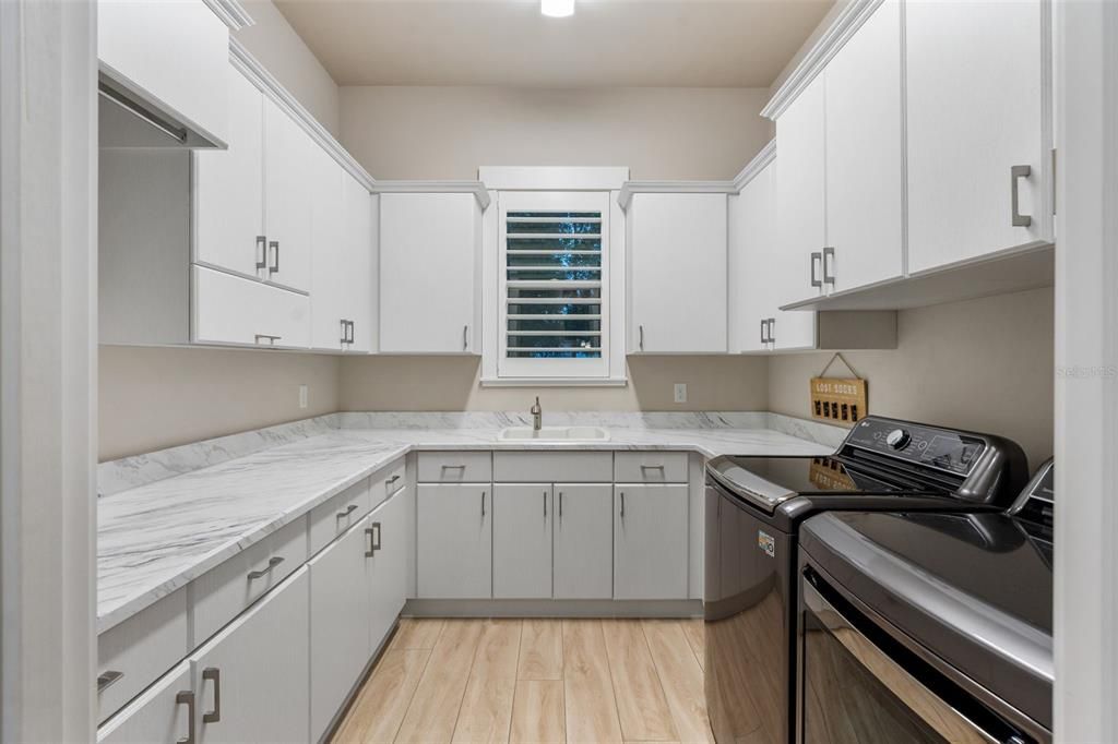 En Venta: $1,035,000 (4 camas, 3 baños, 2980 Pies cuadrados)