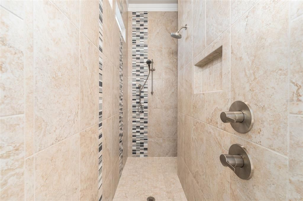 En Venta: $1,035,000 (4 camas, 3 baños, 2980 Pies cuadrados)