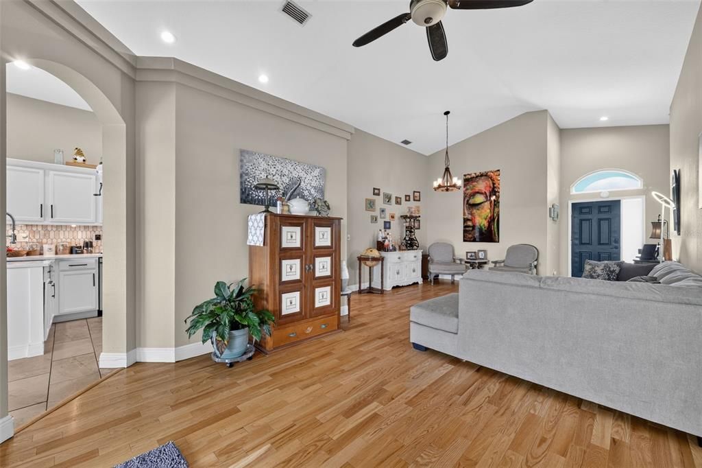 En Venta: $510,000 (4 camas, 2 baños, 1925 Pies cuadrados)