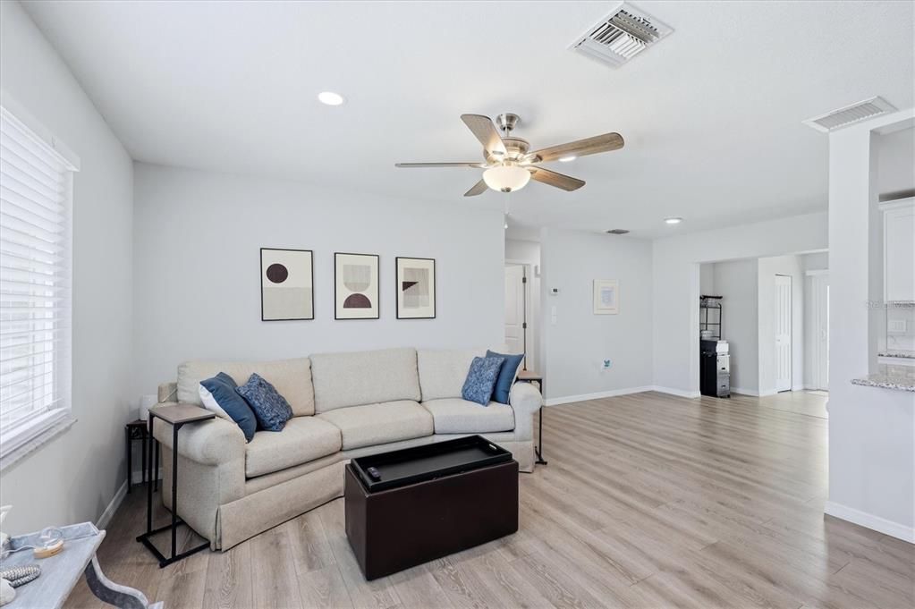 Active With Contract: $317,500 (2 beds, 2 baths, 1286 Square Feet)