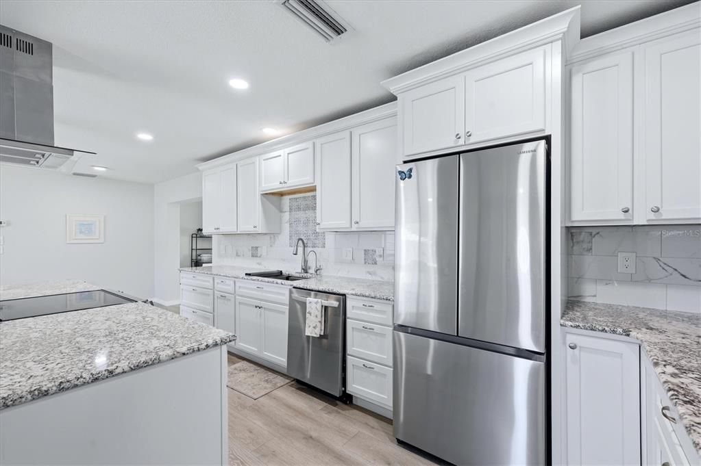 Active With Contract: $317,500 (2 beds, 2 baths, 1286 Square Feet)
