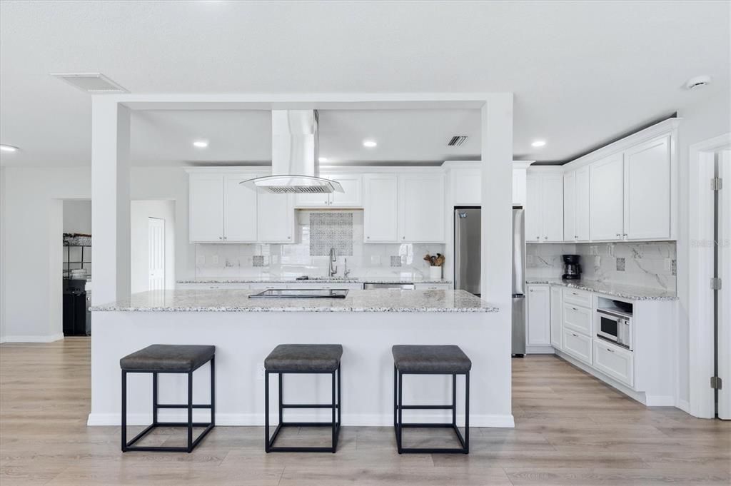 Active With Contract: $317,500 (2 beds, 2 baths, 1286 Square Feet)