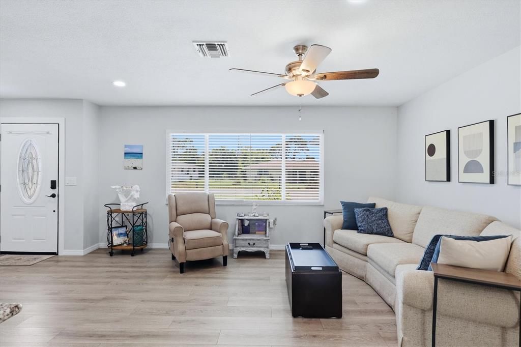Active With Contract: $317,500 (2 beds, 2 baths, 1286 Square Feet)